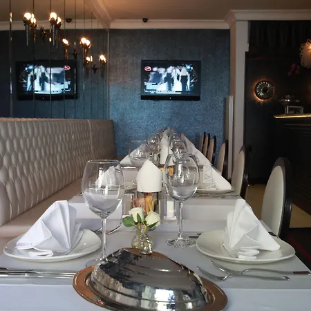 Отель Tria Elegance 4*