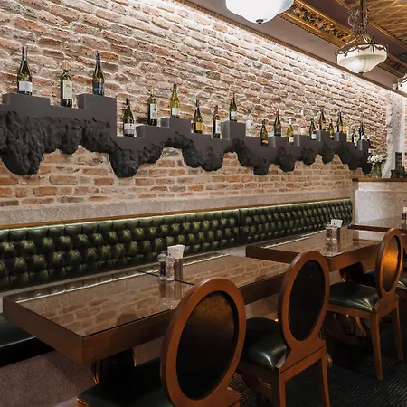 Tria Elegance فندق 4*