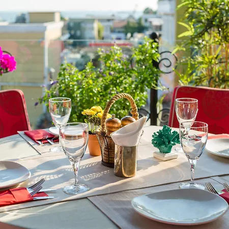 Tria Elegance Hotel 4*